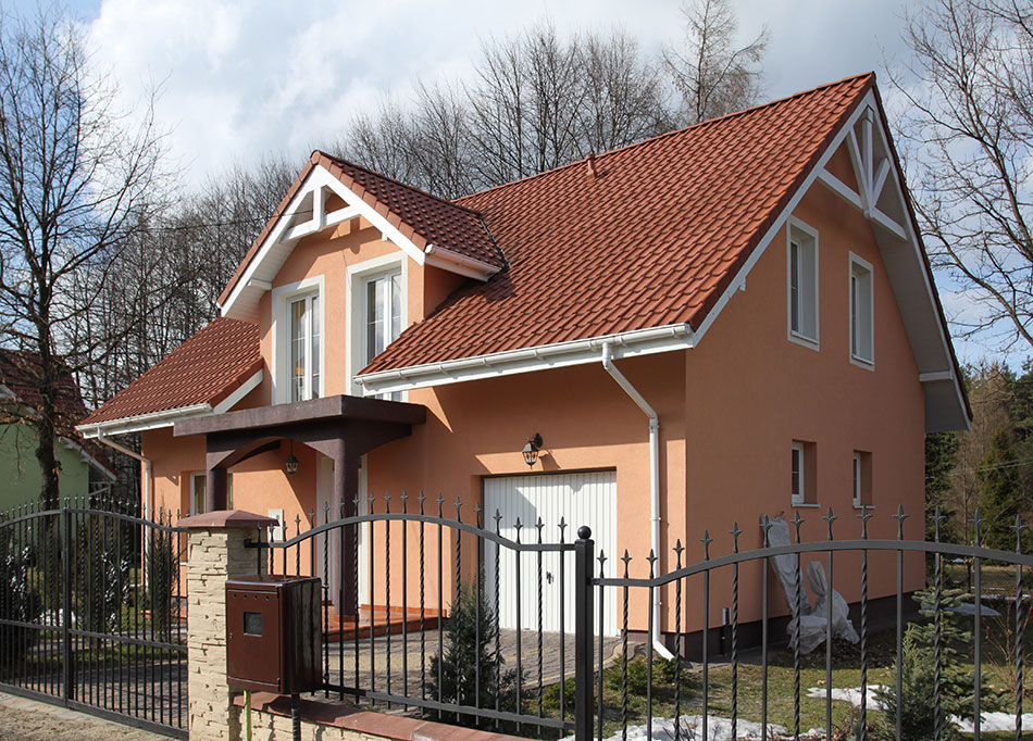 Ogrodzenie w ciemnym kolorze