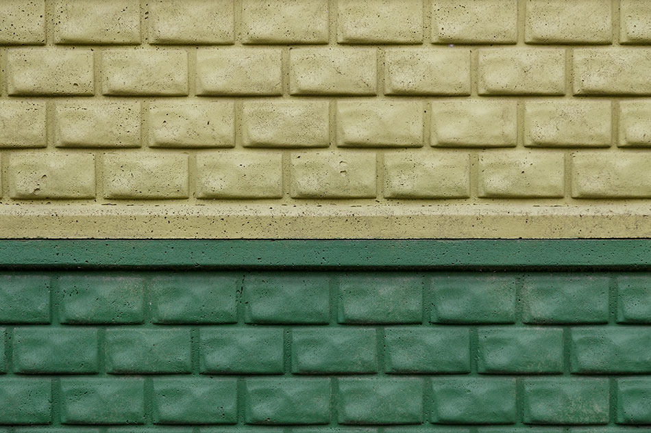 Kolorowe ogrodzenie z betonu