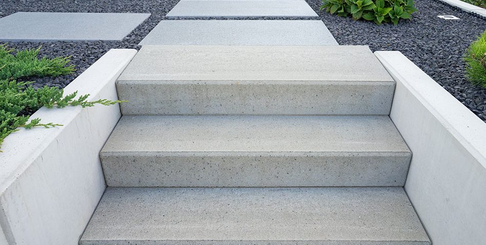 Nowe betonowe schody w ogrodzie