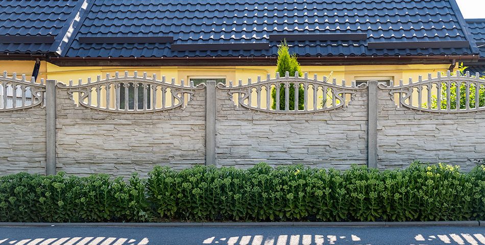 Ogrodzenie wykonane z betonowych płyt