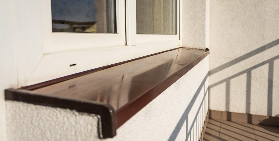 Ciemny parapet okna balkonowego