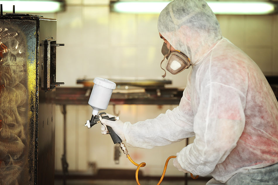 Profesjonalista malujący natryskowo metalową powierzchnię