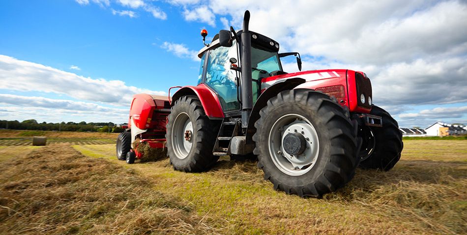 Czerwony traktor pracujący na polu