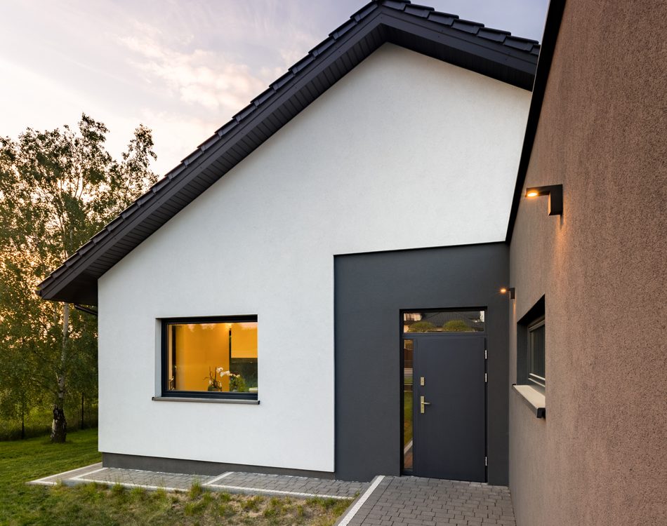 Antracytowe okna, dach i drzwi