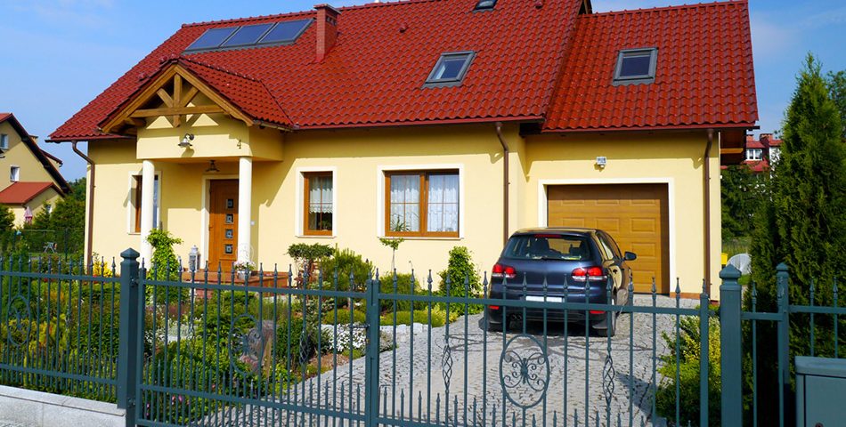 Elewacja domu w kolorze żółtym