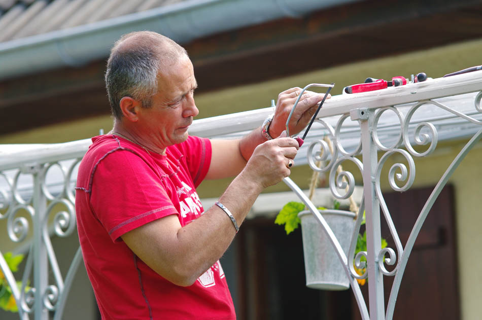 Biała pergola w ogrodzie