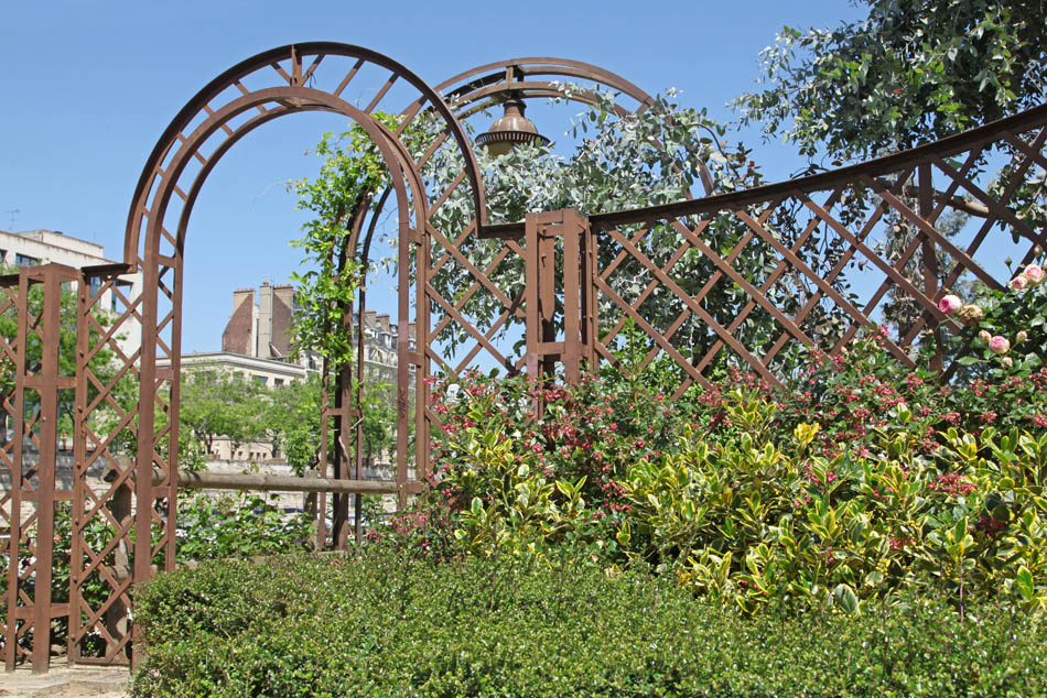 Brązowa pergola w ogrodzie