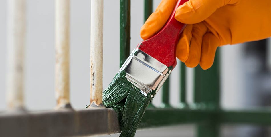 Malowanie balustrady pędzlem