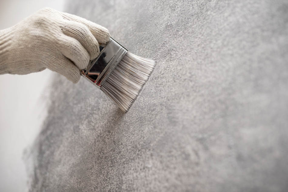 Rozprowadzanie betonu za pomocą pędzla