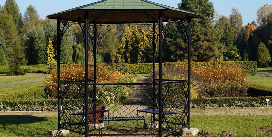 Metalowa czarna altana